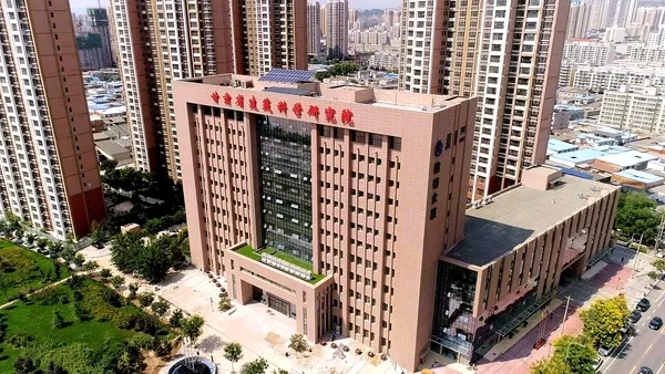 甘肅省建筑科學(xué)研究院（集團(tuán)）有限公司，成立于1973年，是甘肅省領(lǐng)先從事建筑科學(xué)研究和科技研發(fā)的綜合性咨詢(xún)與技術(shù)服務(wù)機(jī)構(gòu)，是國(guó)家高新技術(shù)企業(yè)、全國(guó)用戶(hù)滿(mǎn)意標(biāo)桿企業(yè)、甘肅省科技創(chuàng)新型企業(yè)。