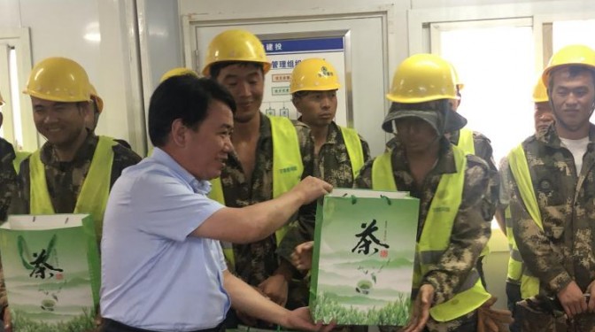 炎炎夏日送清涼 工會關(guān)懷沁人心
