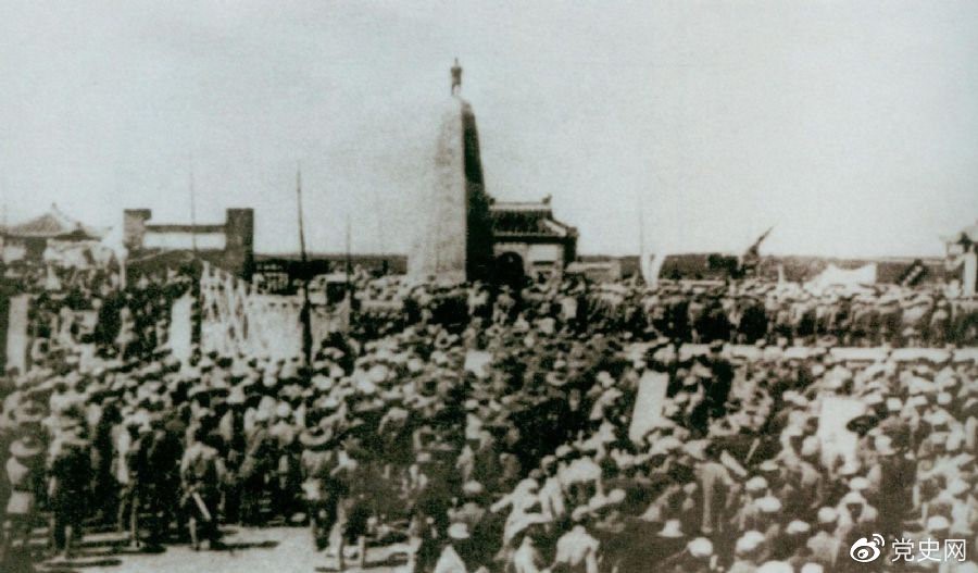 　　1931年6月，紅七軍到達(dá)中央革命根據(jù)地江西興國縣，編入彭德懷率領(lǐng)的紅三軍團(tuán)。圖為當(dāng)時(shí)會(huì)師的情形。