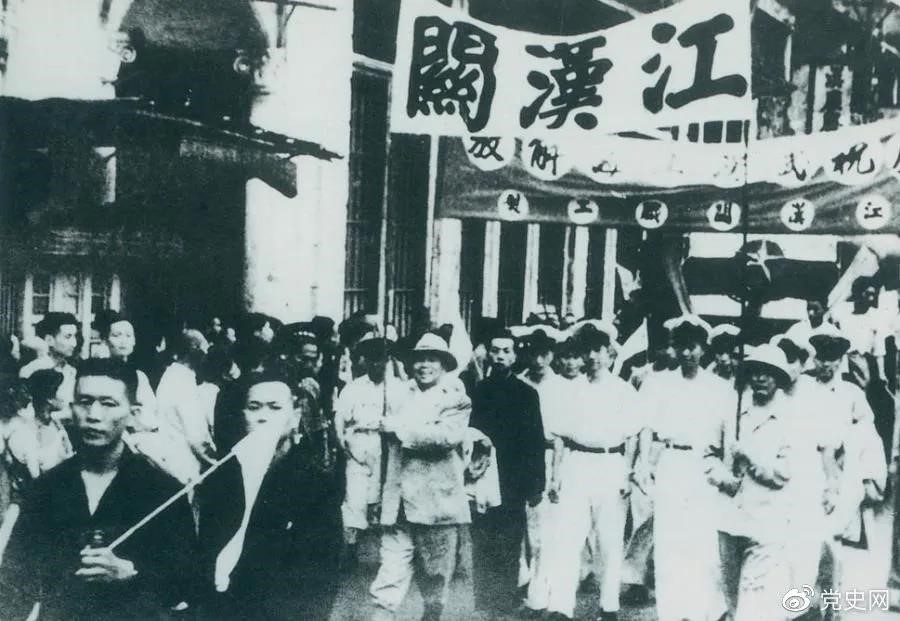 1949年5月17日，第四野戰(zhàn)軍解放武漢。圖為武漢人民歡慶解放。
