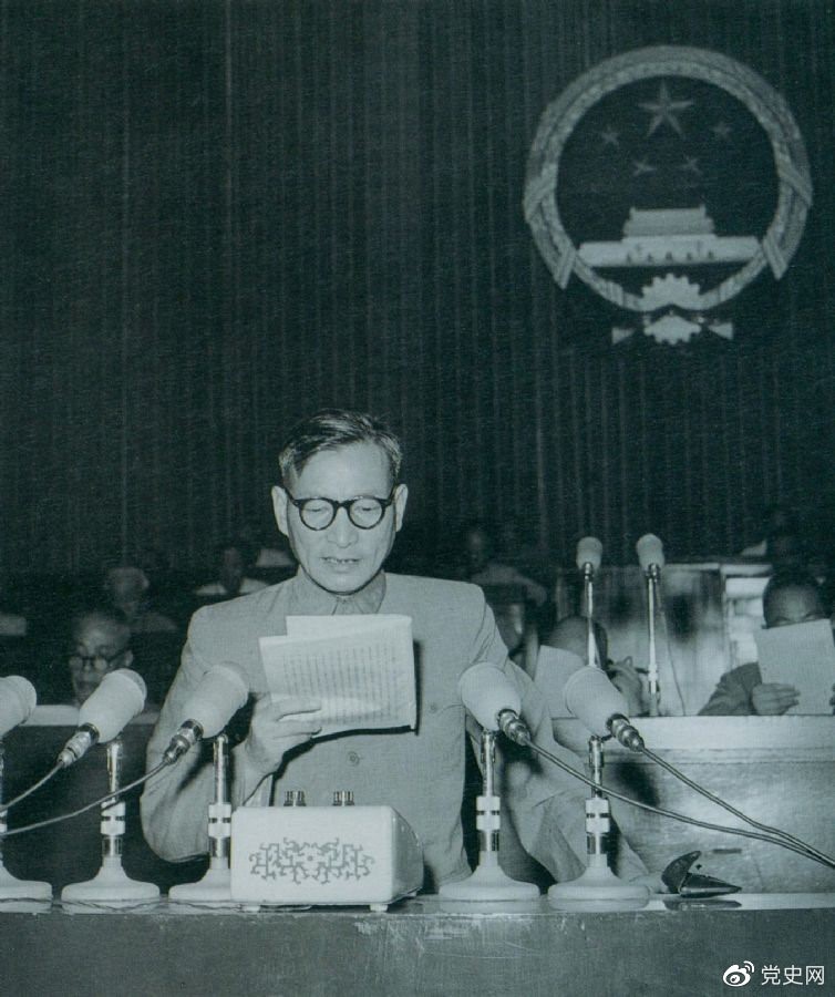 1955年7月，陳云在一屆全國(guó)人大二次會(huì)議上作堅(jiān)持和改進(jìn)糧食統(tǒng)購(gòu)統(tǒng)銷工作的報(bào)告。
