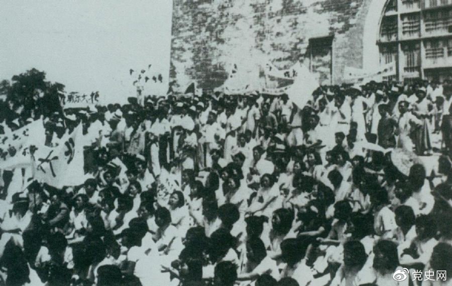 1936年6月13日，北平學(xué)生與市民在鼓樓前舉行聲勢(shì)浩大的抗日集會(huì)。