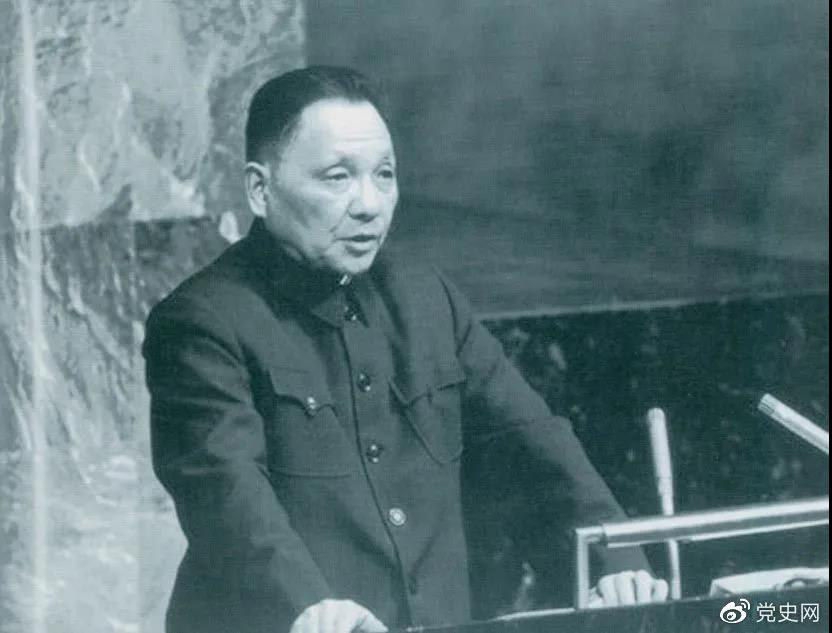 1974年4月10日，鄧小平在聯(lián)合國(guó)大會(huì)第六屆特別會(huì)議上發(fā)言。