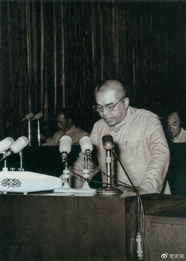 1955年7月30日，一屆全國人大二次會議通過《中華人民共和國兵役法》。圖為國防部部長彭德懷在會上作報告。