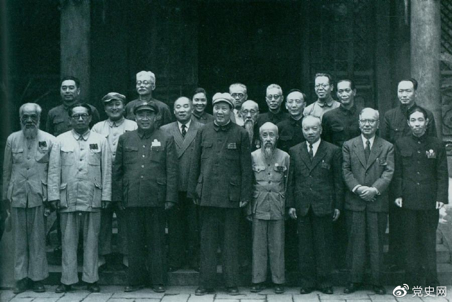 1949年7月5日，新政治協(xié)商會議籌備會常務委員合影。