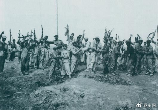 1953年7月28日，朝鮮人民軍來(lái)到志愿軍陣地上，互相祝賀、共同歡呼抗美斗爭(zhēng)的偉大勝利。